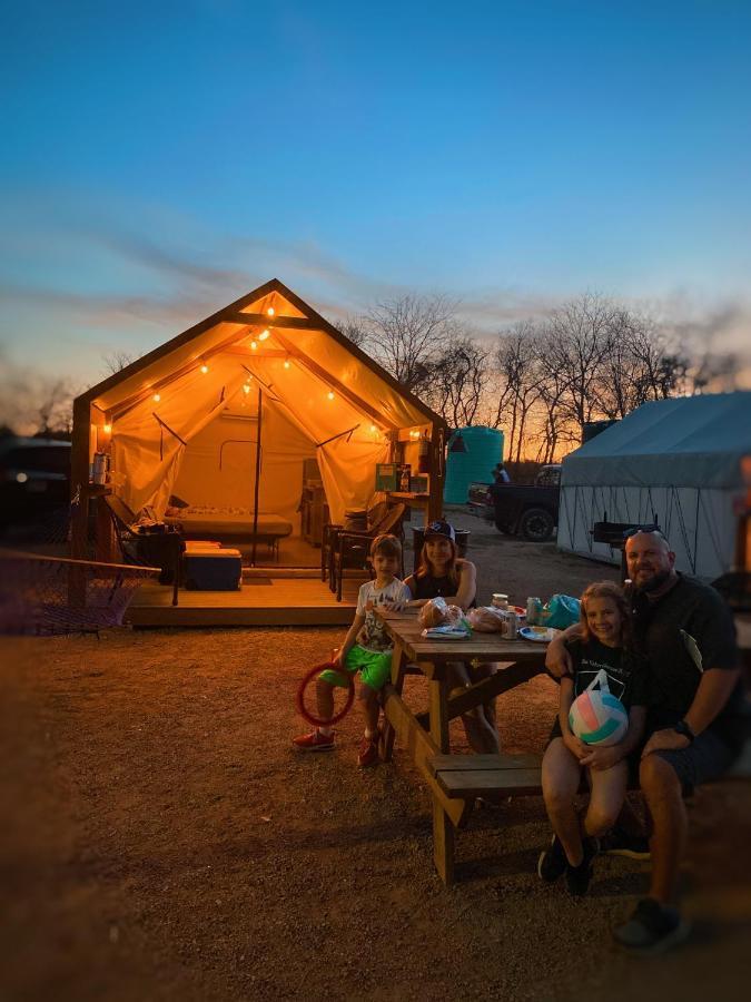 Son'S Blue River Camp Glamping Cabin #8 The Perfect Place For A Family Reunion! Kingsbury Buitenkant foto